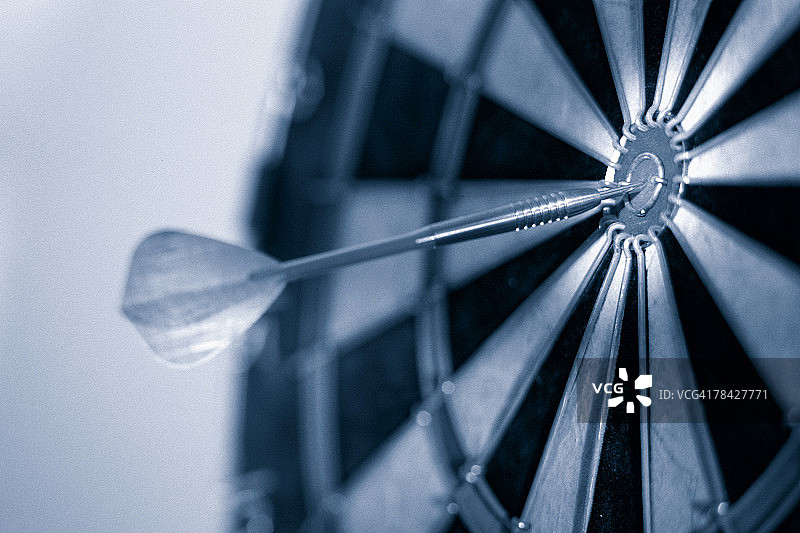 射中靶心的飞镖靶图片素材