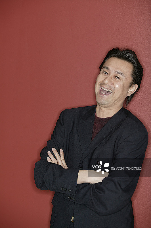 穿西装外套微笑的男人图片素材