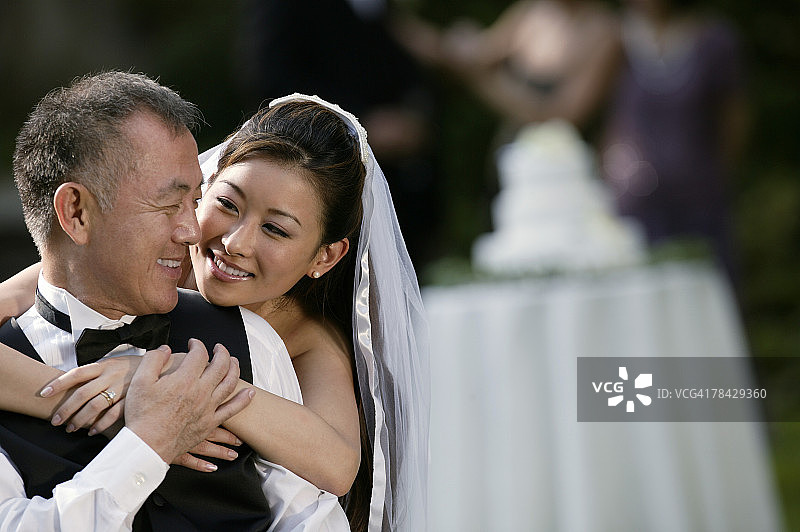 新娘拥抱父亲图片素材