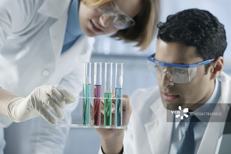科学家在实验室进行实验图片素材