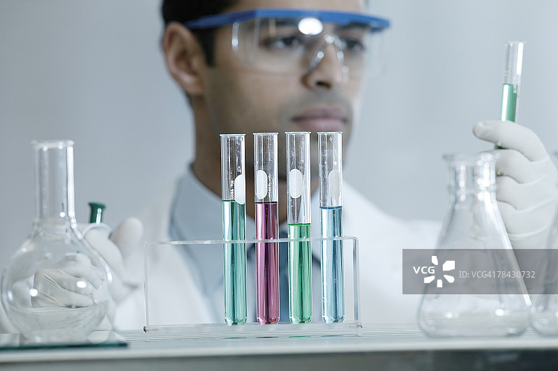 研究化学物质的科学家图片素材