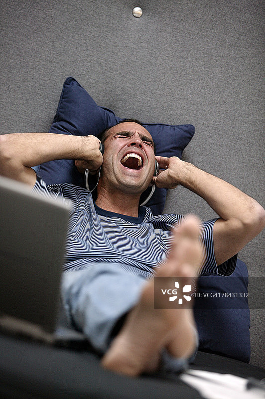 戴着耳机唱歌的男人图片素材