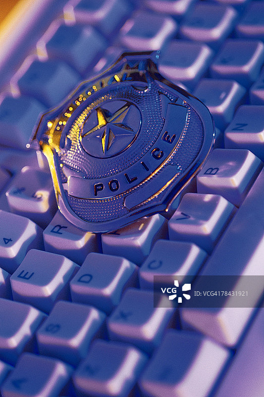 电脑键盘上的警察徽章图片素材