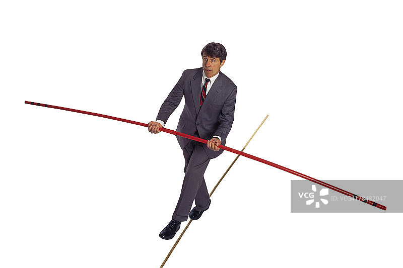 走在钢丝上的商人图片素材