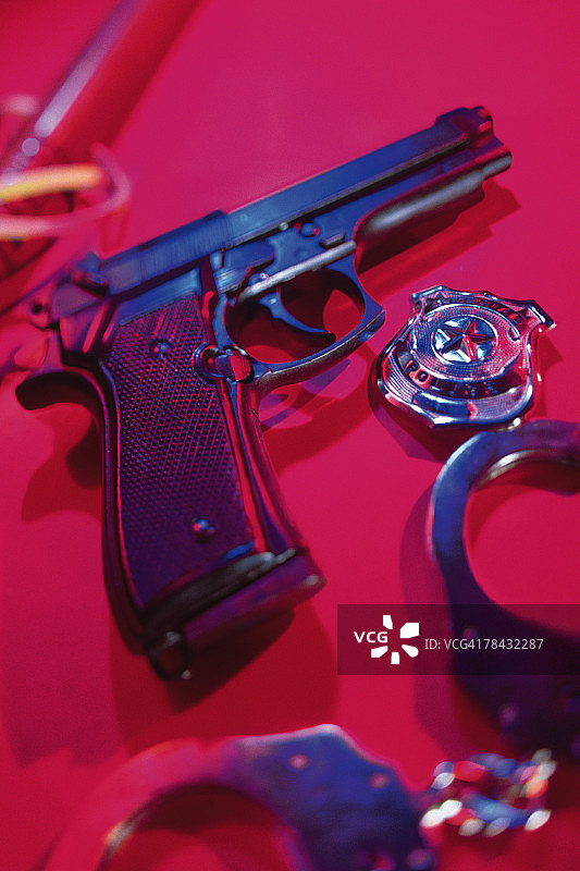 带有警察徽章和手铐的枪图片素材