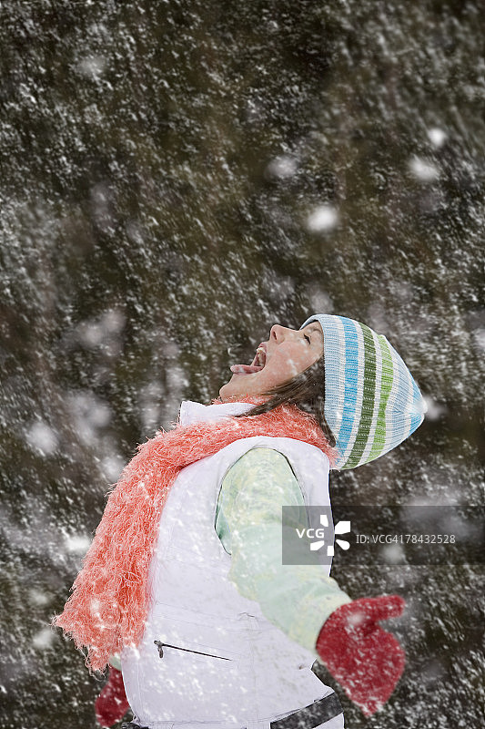 在雪地里玩耍的女孩图片素材