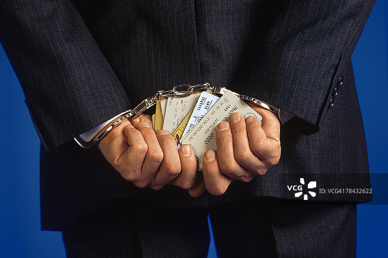 被铐住的商人拿着信用卡图片素材