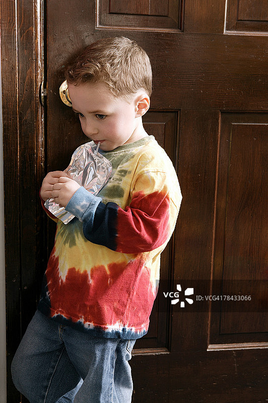 男孩用吸管喝饮料图片素材