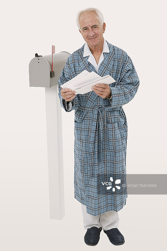 男子取邮件图片素材