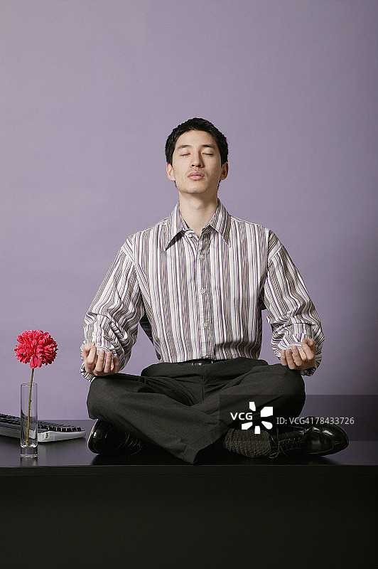 在办公桌上冥想的商人图片素材