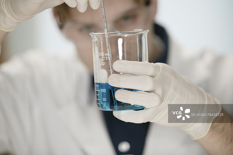 手持烧杯的科学家图片素材