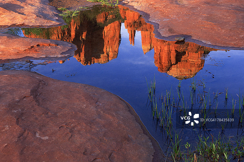 亚利桑那州塞多纳红岩渡口大教堂岩石在水坑中的倒影图片素材