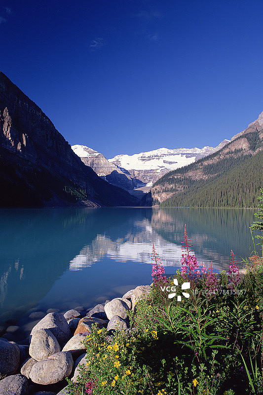 塞多纳红岩渡口大教堂岩石的倒影，橡树溪峡谷，亚利桑那州图片素材