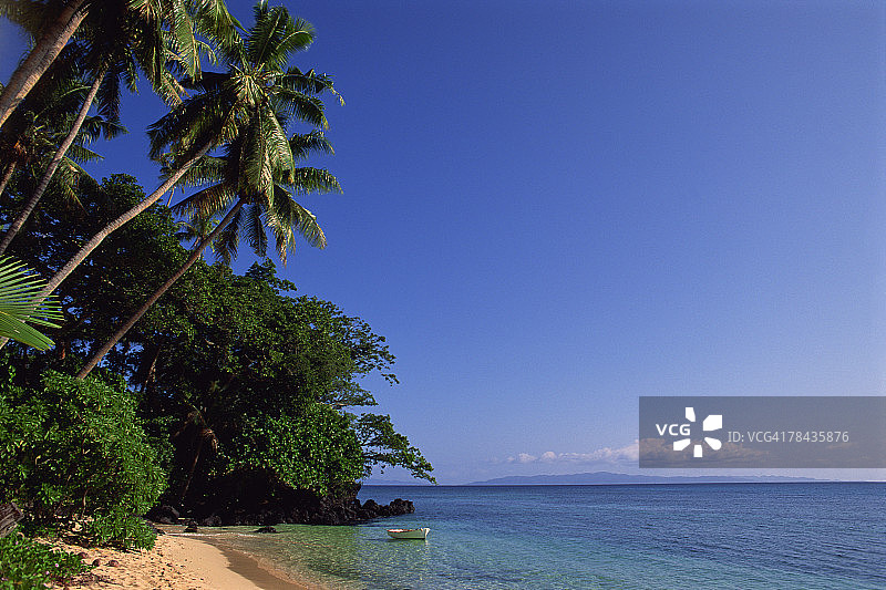 斐济塔韦乌尼泻湖中的帆船小艇图片素材