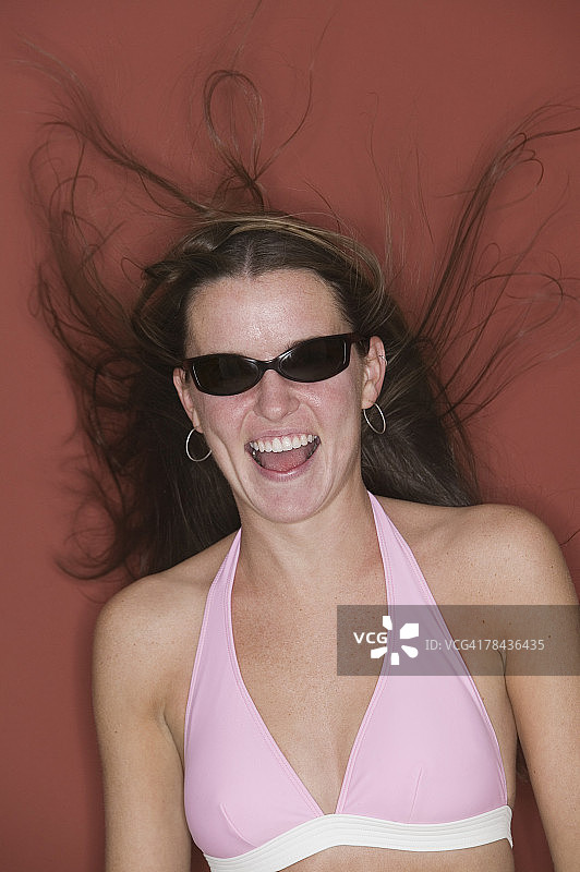 戴墨镜、穿泳衣的女人图片素材