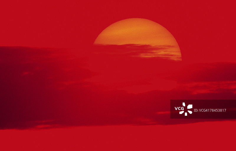 云层后的太阳图片素材