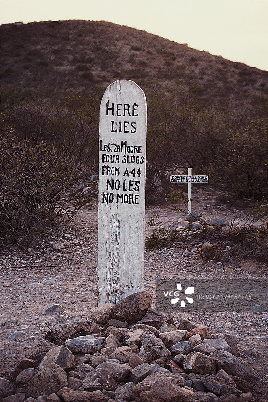 亚利桑那州墓碑镇的靴山墓地图片素材