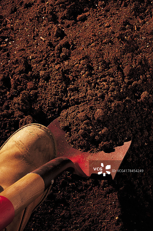 靴子将铲子推入地面图片素材