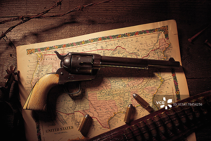 带子弹和地图的复古左轮手枪图片素材