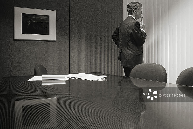 站在会议室里的行政人员图片素材