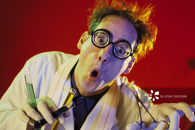 身穿实验服、拿着试管的科学家图片素材