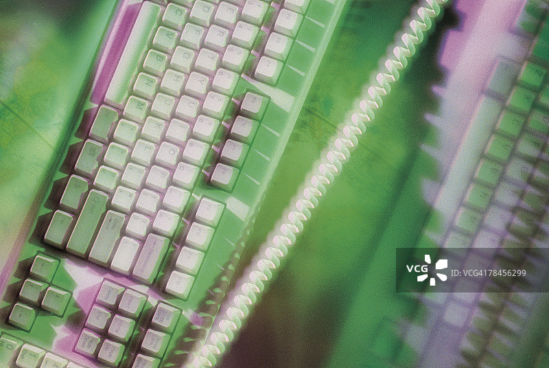 电脑键盘和线缆虚化背景图片素材