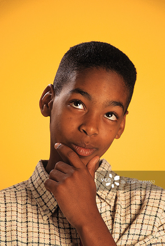 思考中的男孩图片素材