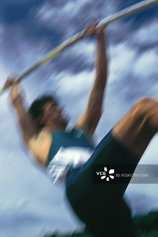 运动中的撑杆跳运动员图片素材