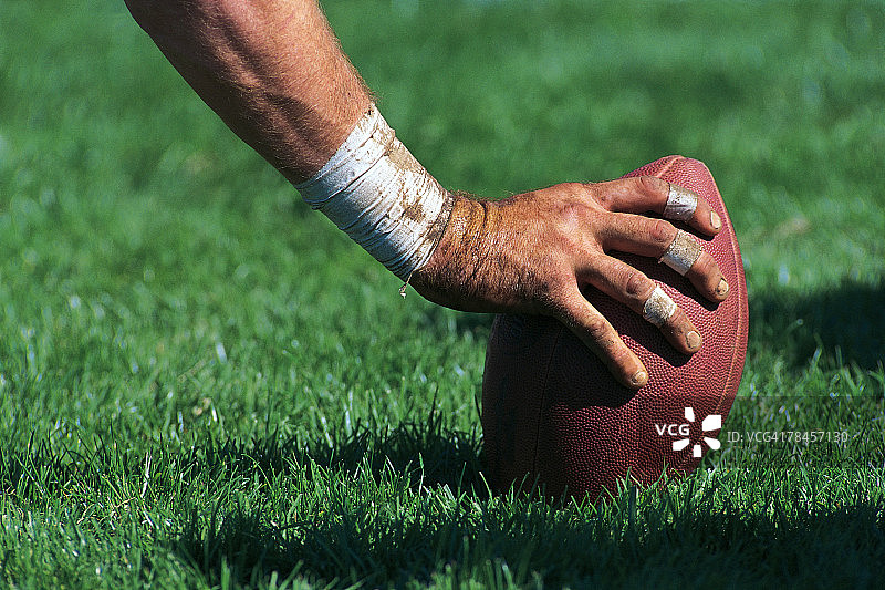 准备好开球的足球中锋图片素材