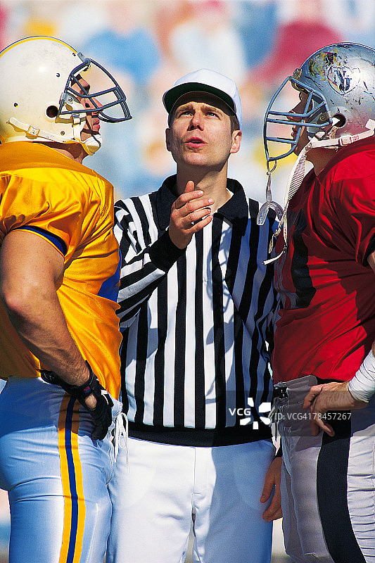 足球比赛开始时裁判抛硬币图片素材