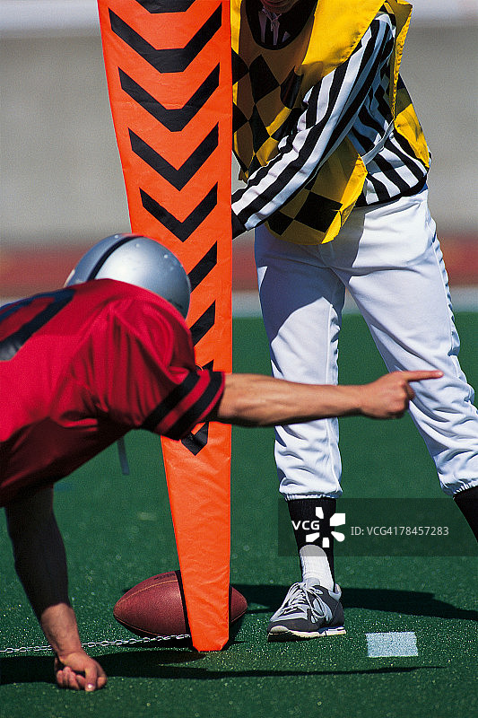 做出首攻手势的足球运动员图片素材