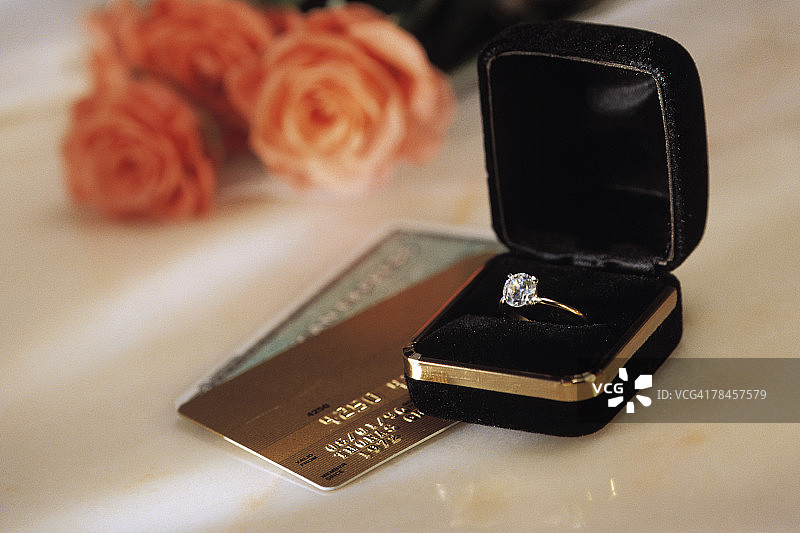 钻石戒指和信用卡象征婚礼费用图片素材