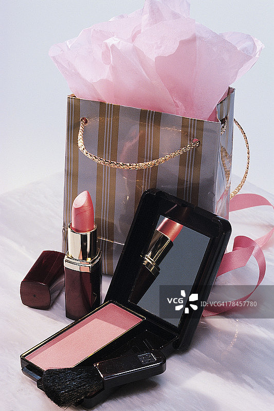 装有化妆品的礼品袋图片素材