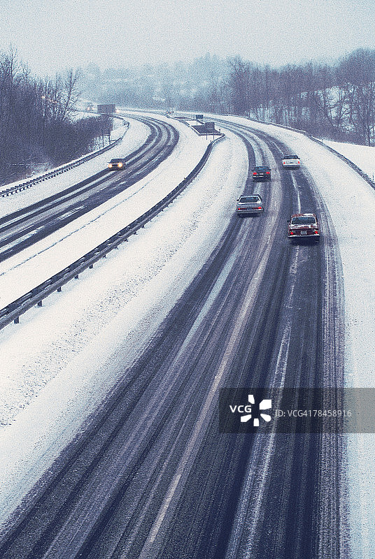 被雪覆盖的弯曲高速公路图片素材