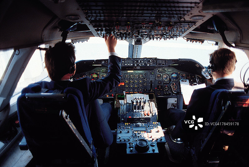 驾驶舱内的飞行员图片素材
