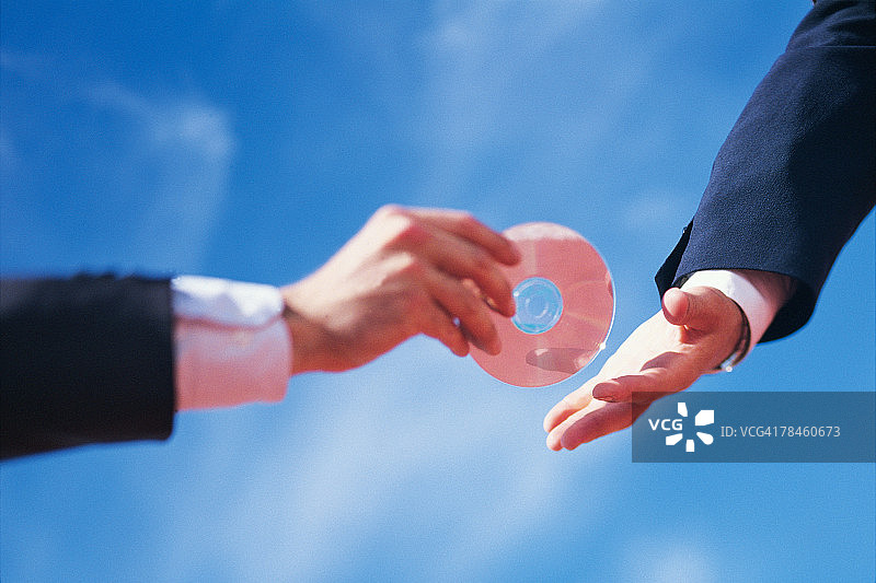 商人在接力赛中传递CD图片素材