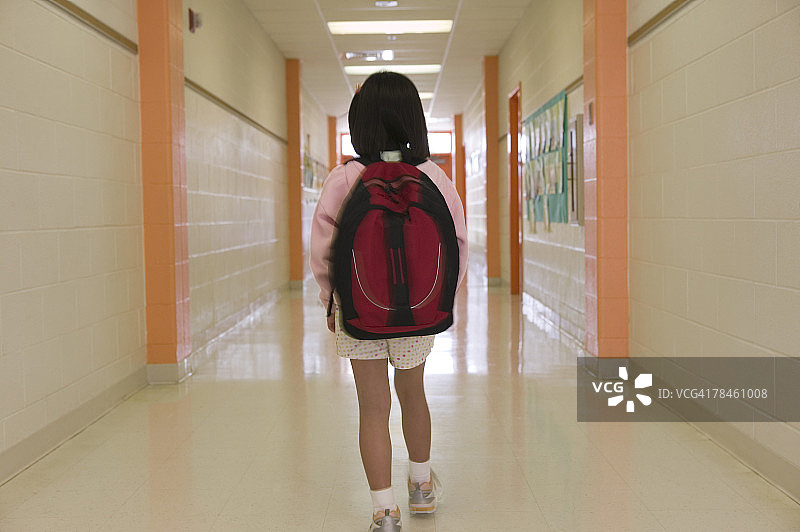 学生在走廊里行走的后视图图片素材