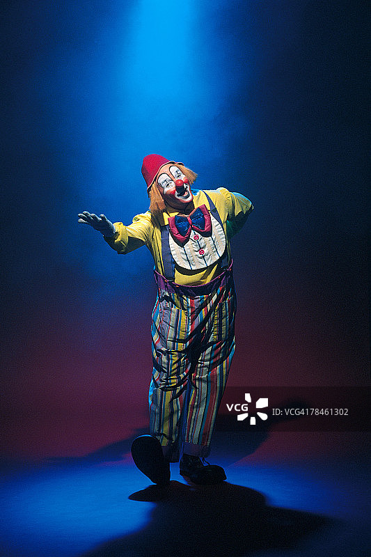 聚光灯下的小丑图片素材
