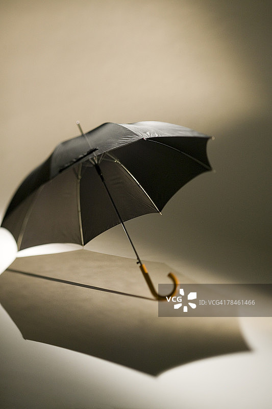 打开的雨伞图片素材