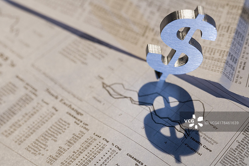 报纸上的货币符号图片素材