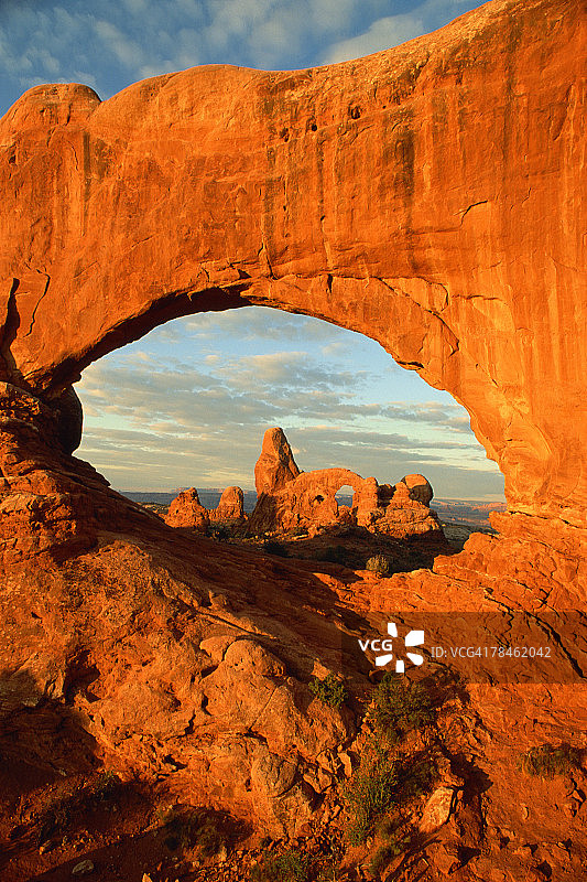 美国犹他州拱门国家公园，透过北窗看到的炮塔拱门清晨图片素材