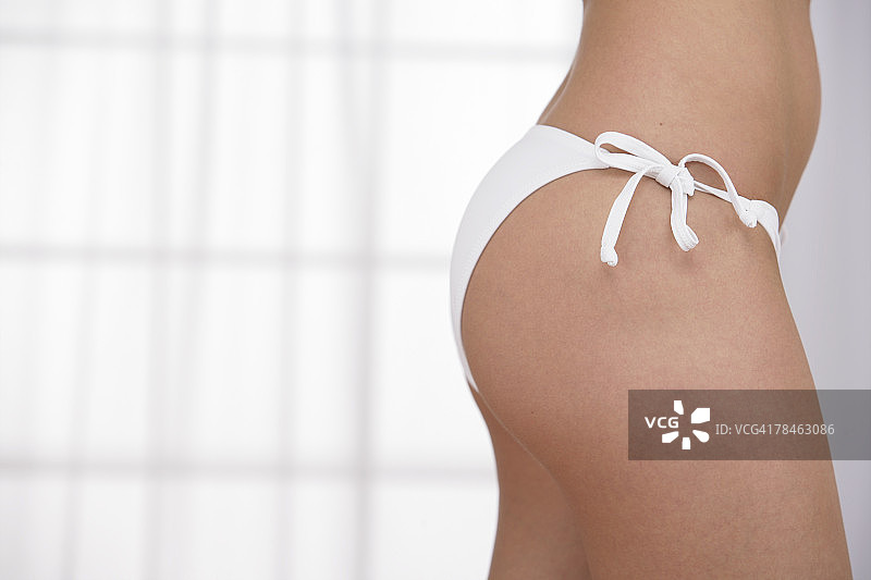 穿着内衣的女人图片素材