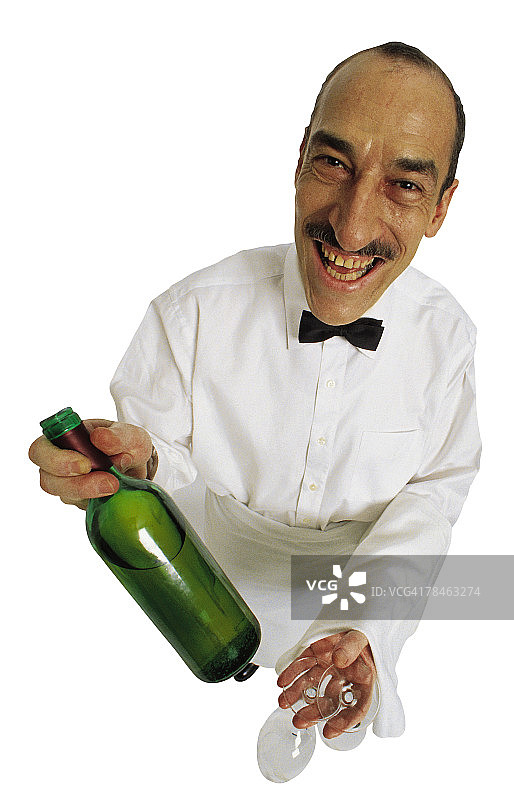 手持葡萄酒瓶和酒杯的男服务员，笑容满面图片素材