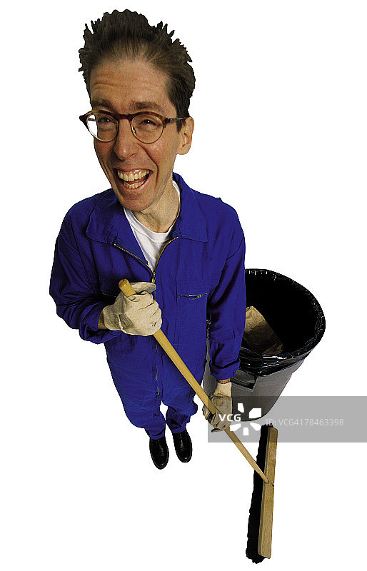 清洁工拿着扫帚站在垃圾桶旁图片素材
