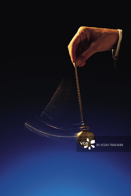 商人摆动怀表图片素材