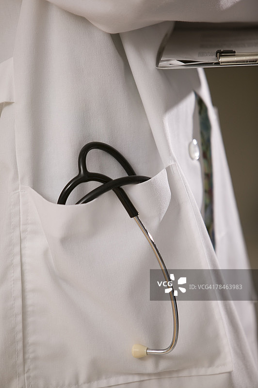 医生实验服中的听诊器图片素材