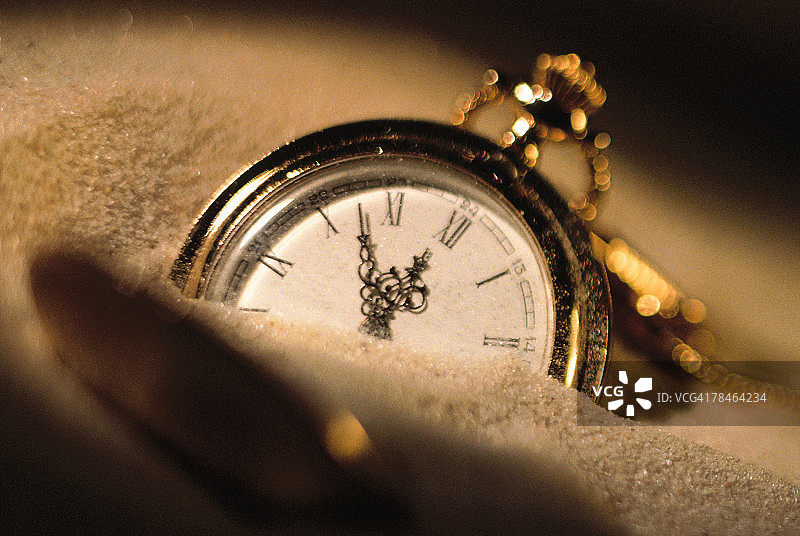 埋在沙子里的怀表图片素材