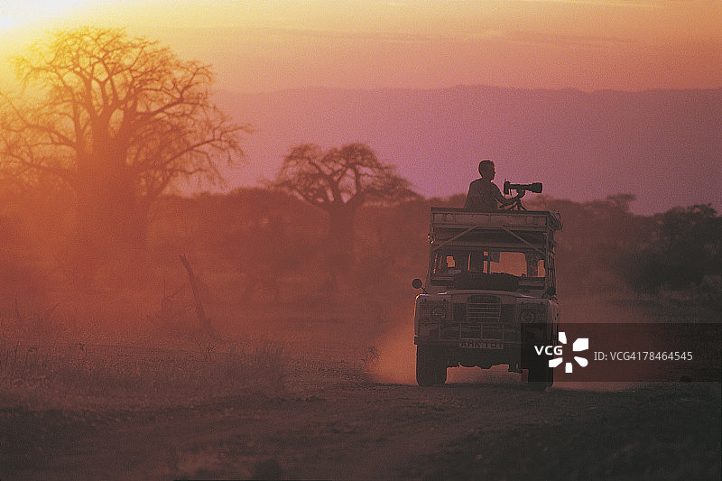 在狩猎旅行中的路虎图片素材