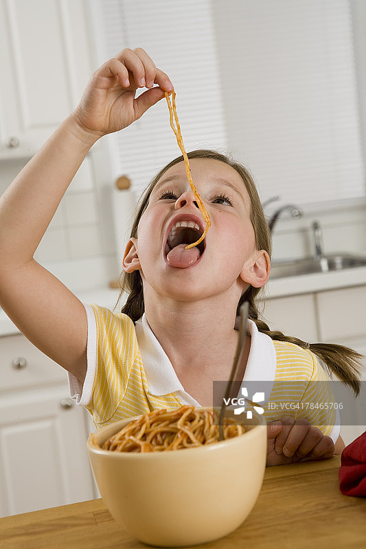 女孩玩着她的食物图片素材