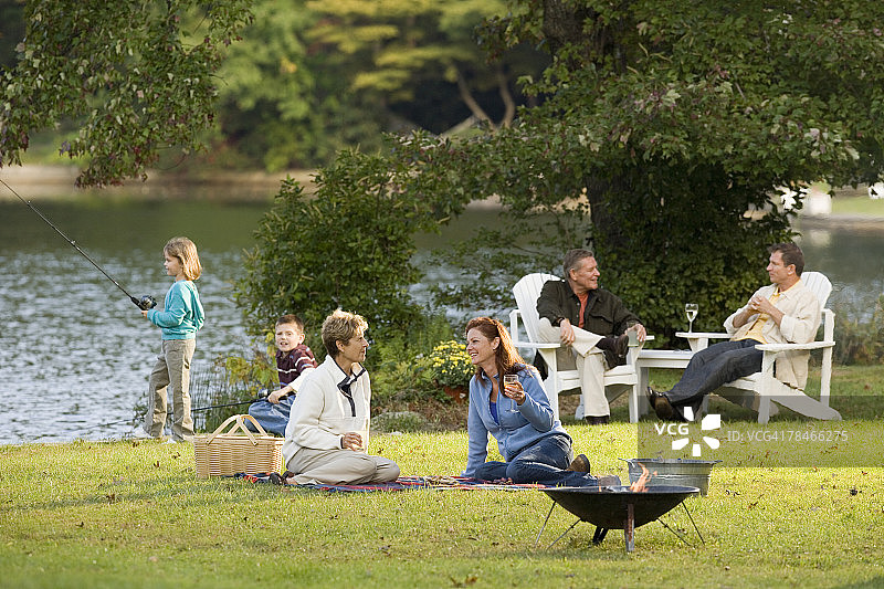 大家庭露营图片素材